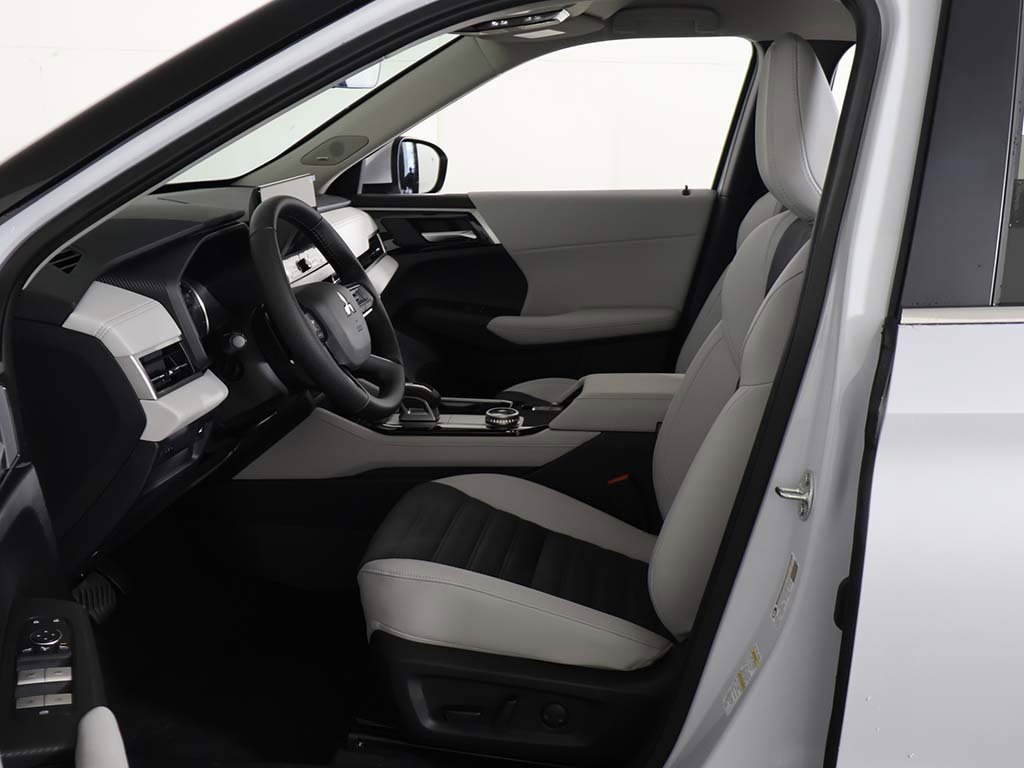 New 2025 Mitsubishi Outlander SE image 26