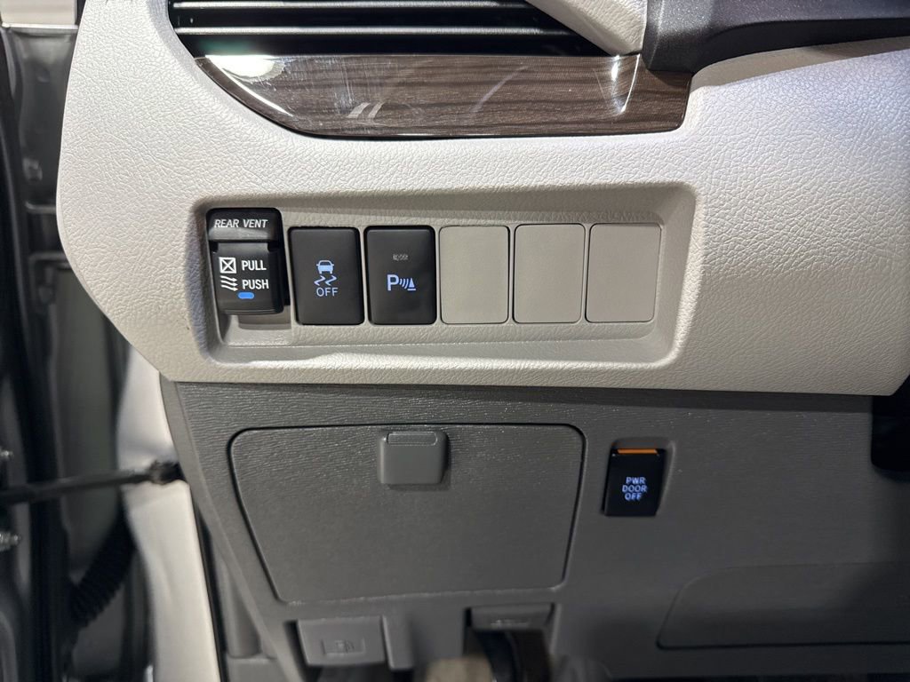 Used 2018 Toyota Sienna XLE Premium w/ Carpet Mat Package image 15
