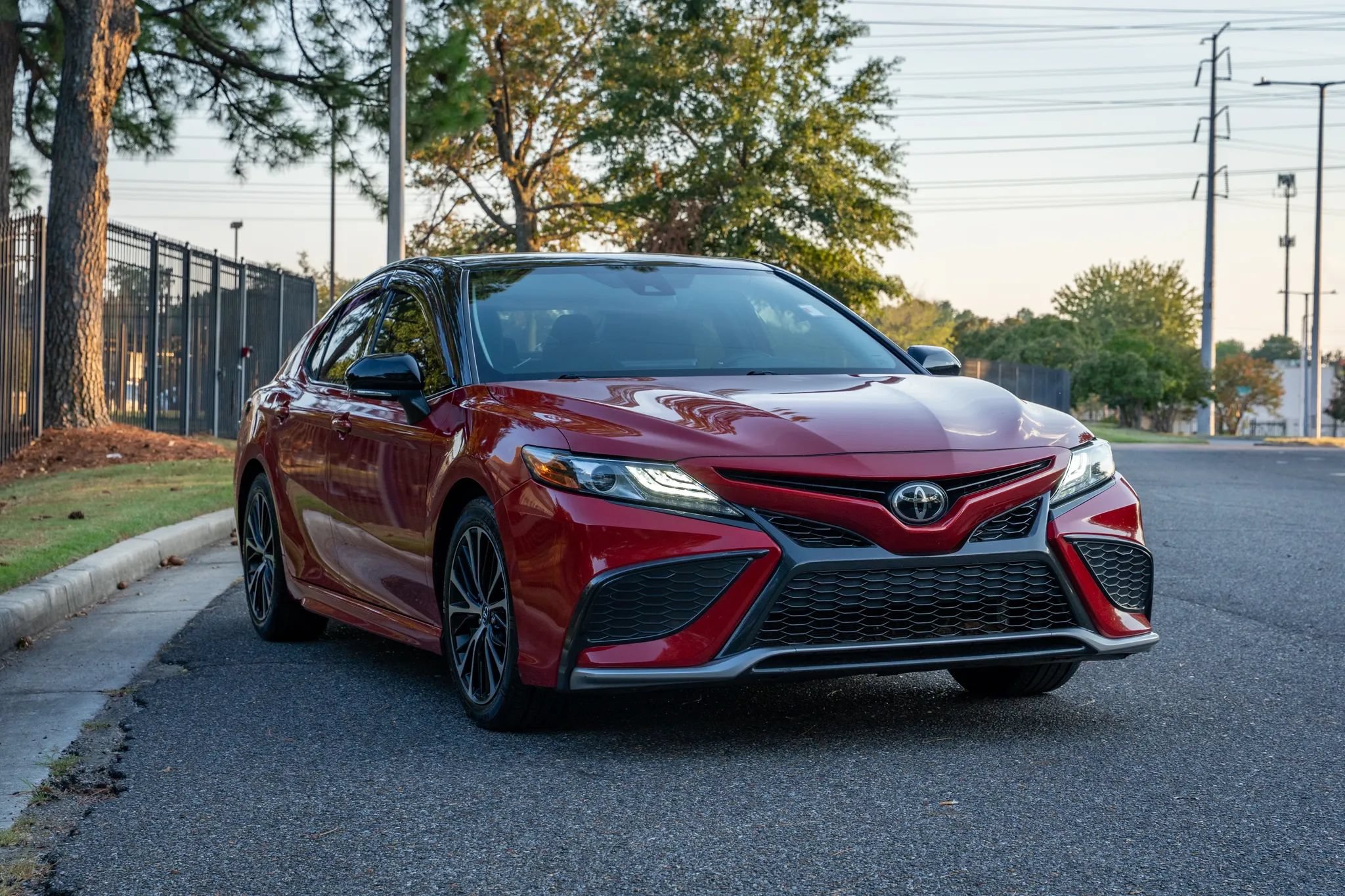 Used 2022 Toyota Camry XSE FWD image 3