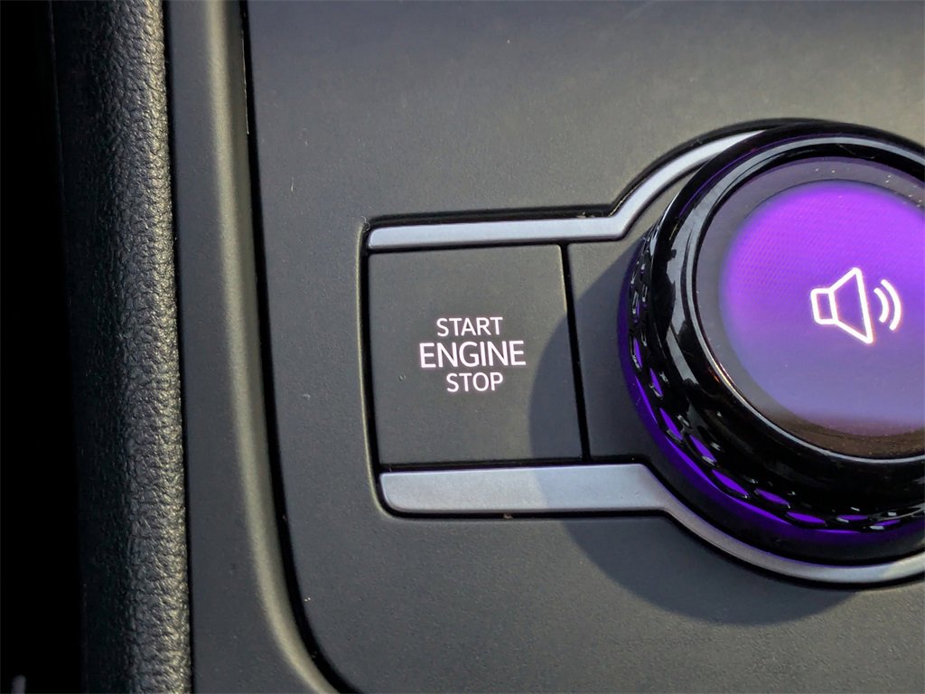 Used 2025 Volkswagen Tiguan SE image 29