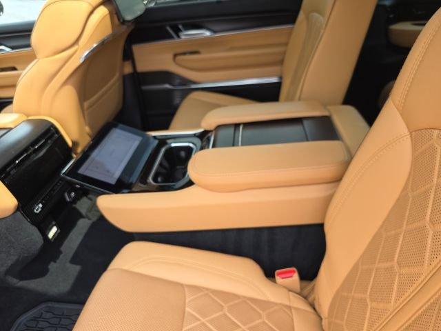 Used 2025 Jeep Grand Wagoneer Series III w/ Rear Seat Video Group 1 AWD/4WD image 30