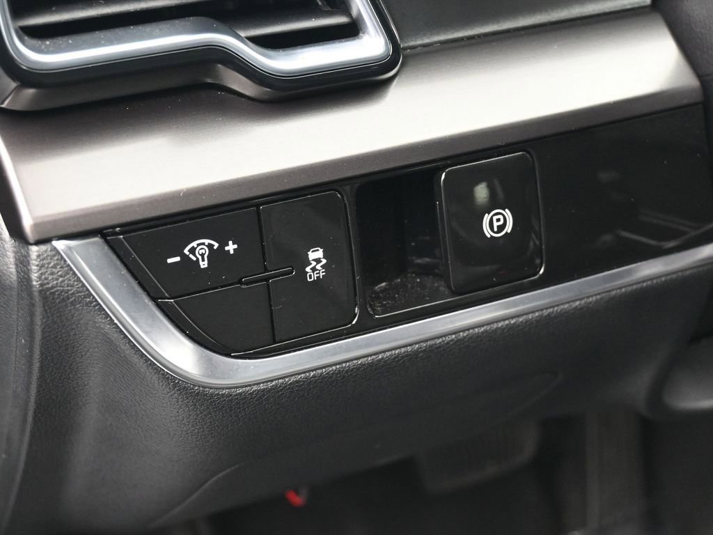 Used 2025 Kia Sportage EX image 15