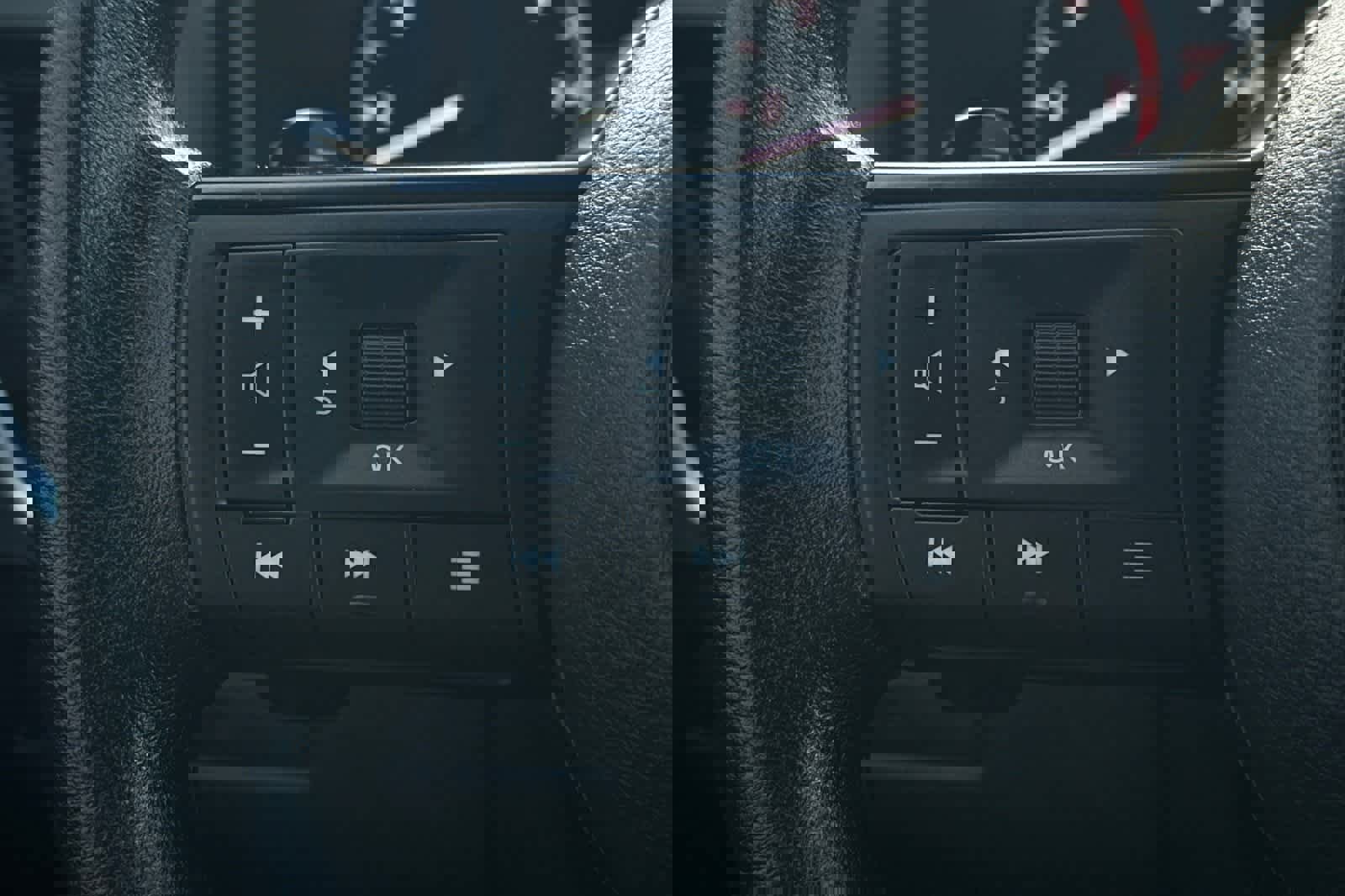 Used 2024 Nissan Rogue S image 31