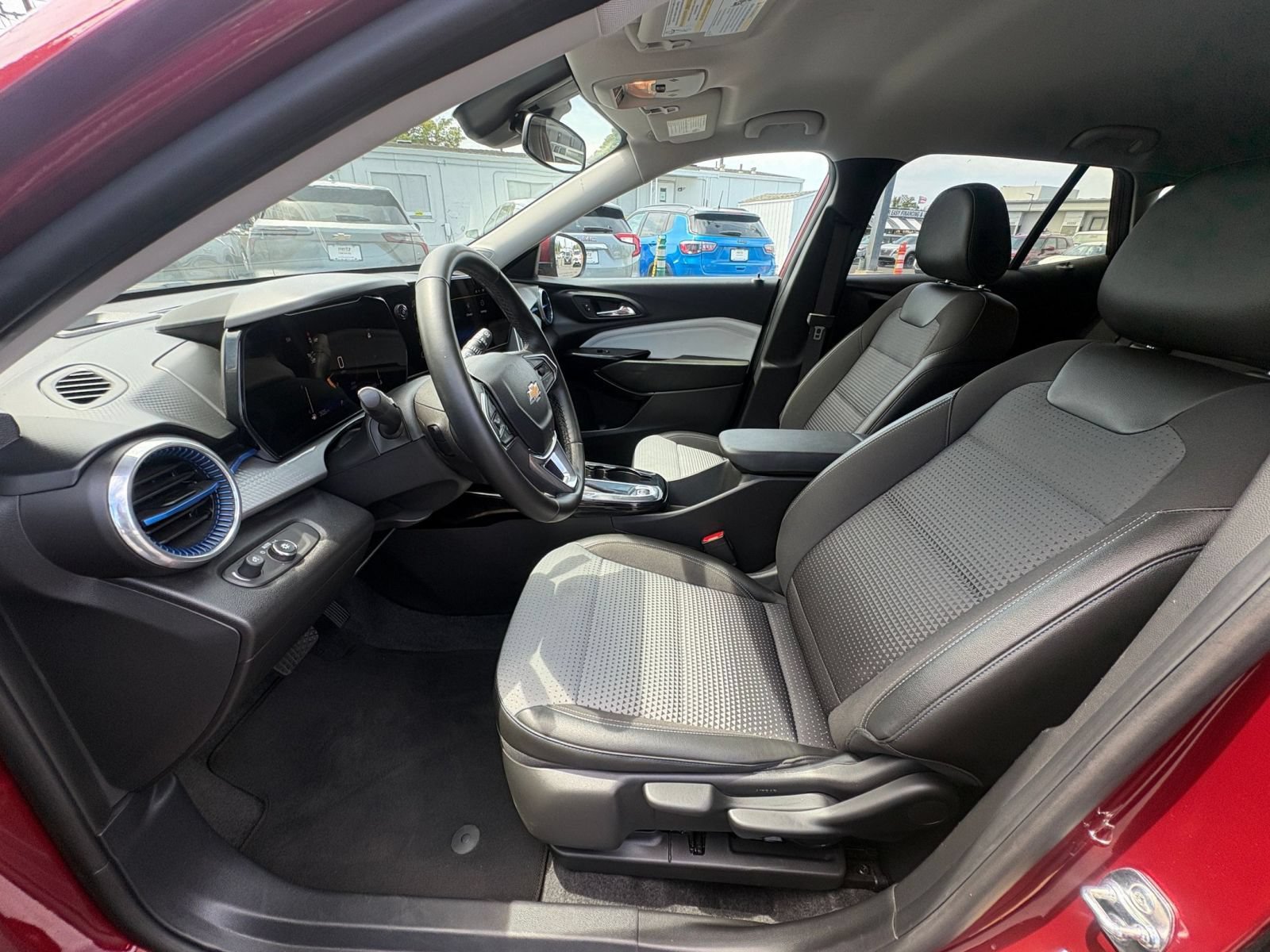 Used 2025 Chevrolet Trax LT w/ LT Convenience Package FWD image 25