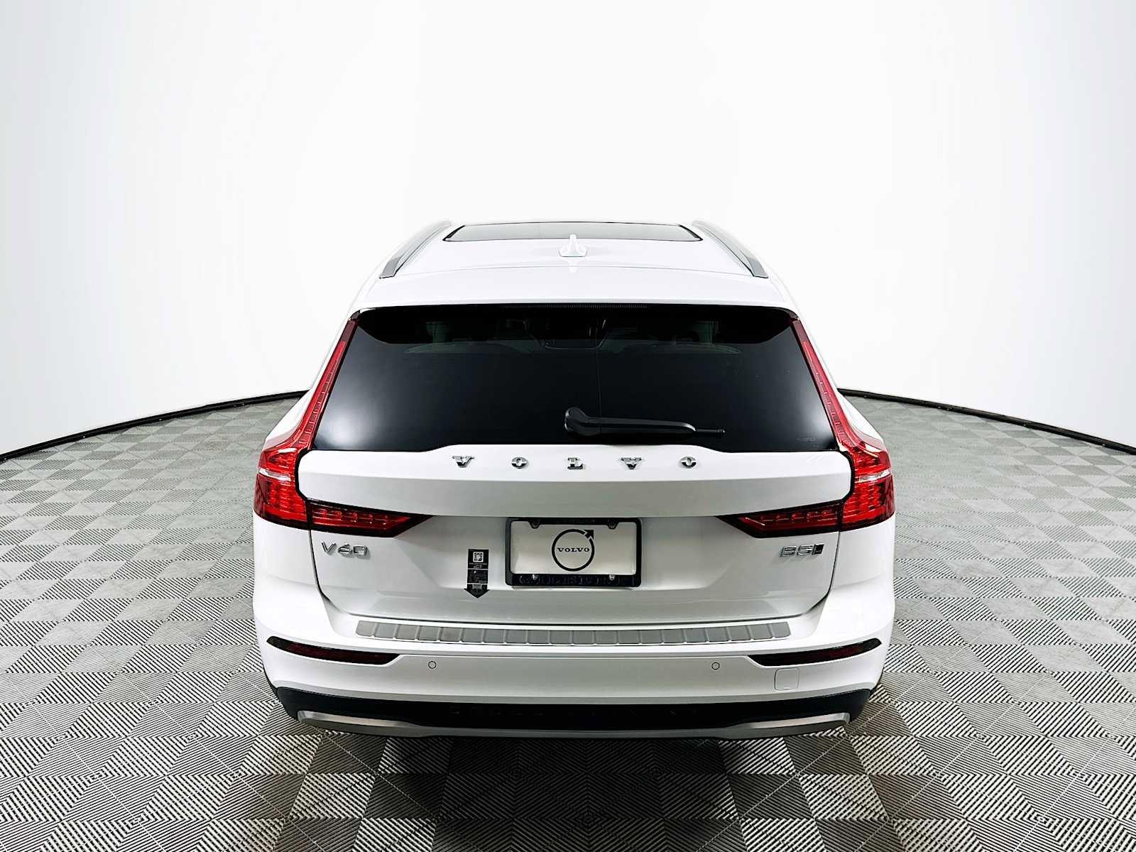 Used 2025 Volvo V60 B5 Cross Country Plus w/ Protection Package Premier image 6