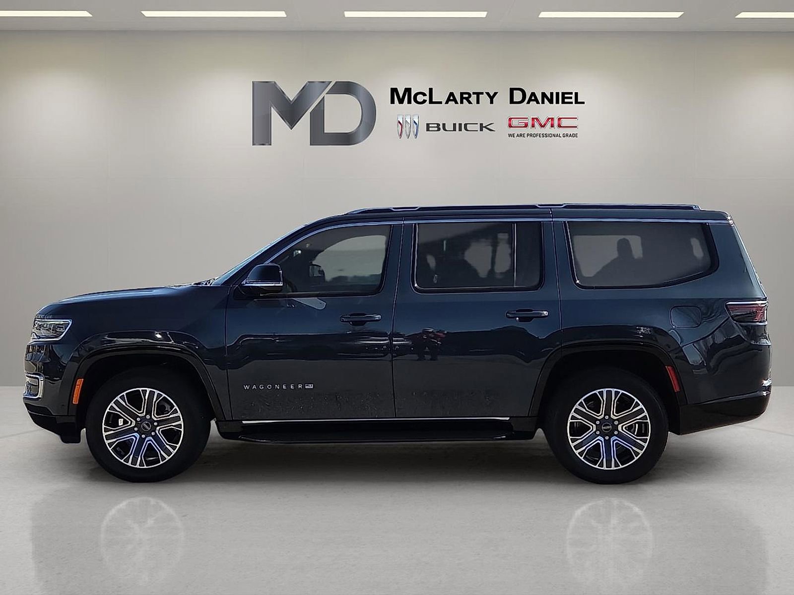 Used 2025 Jeep Wagoneer 4WD image 3