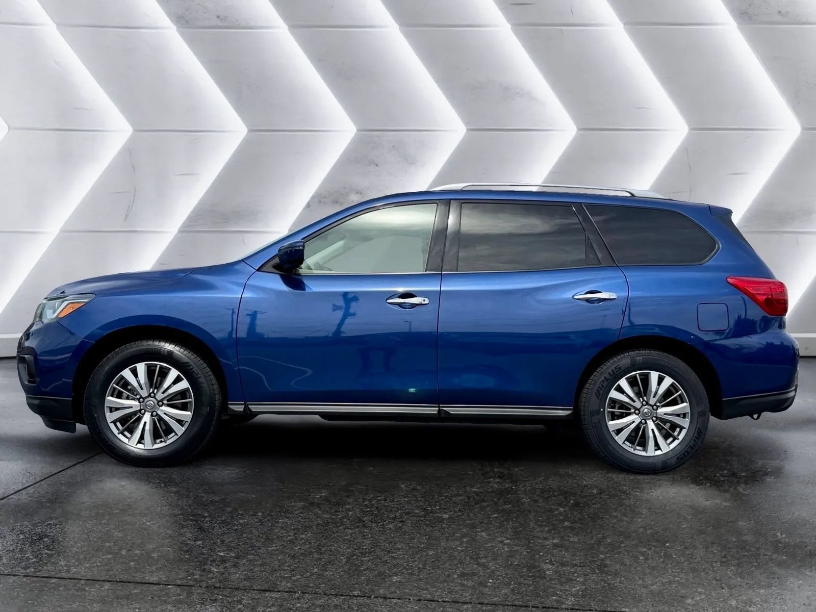 Used 2019 Nissan Pathfinder SV FWD image 5