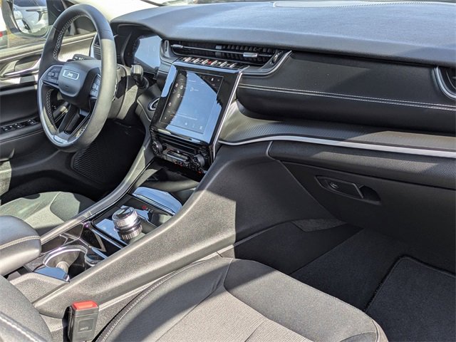 Used 2023 Jeep Grand Cherokee Laredo image 29