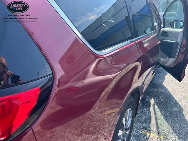 Used 2021 Chrysler Pacifica Touring w/ Cold Weather Group FWD image 7