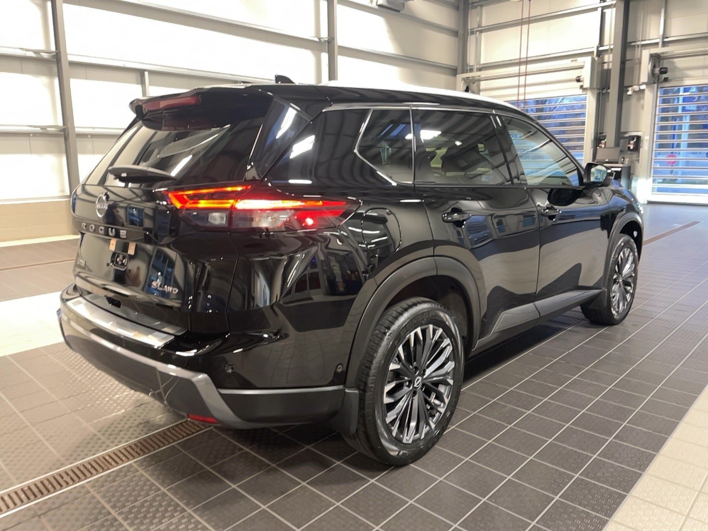 Used 2025 Nissan Rogue SL w/ Tech Package AWD/4WD image 25