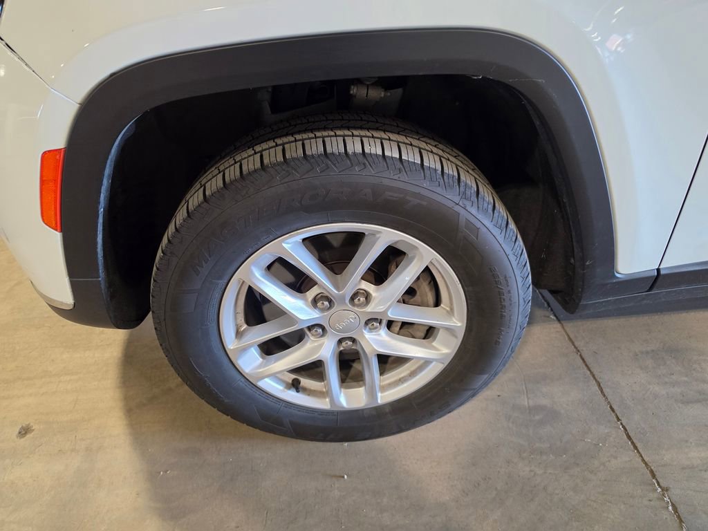 Used 2022 Jeep Grand Cherokee L Laredo w/ Luxury Tech Group I AWD/4WD image 3