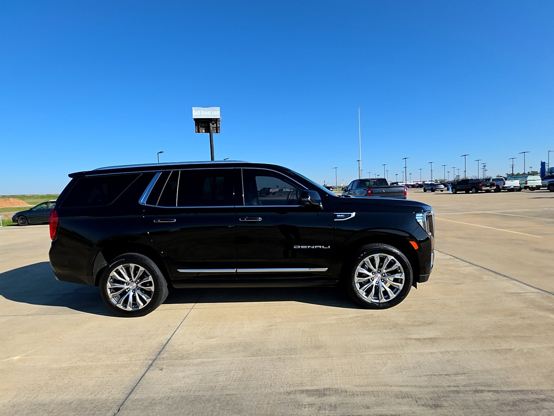 Used 2023 GMC Yukon Denali w/ Denali Reserve Package image 4