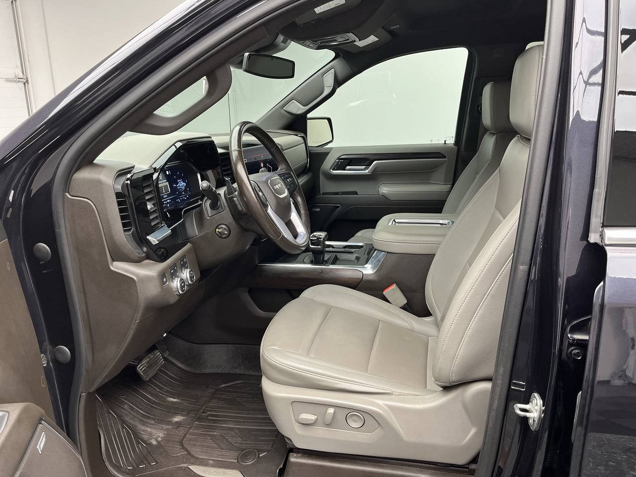 Certified 2022 GMC Sierra 1500 SLT w/ SLT Premium Plus Package AWD/4WD image 3