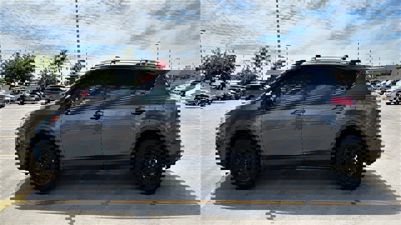 Used 2017 Toyota RAV4 LE image 2