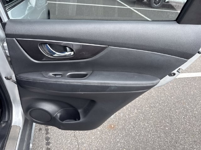 Used 2020 Nissan Rogue SV w/ Premium Package FWD image 16