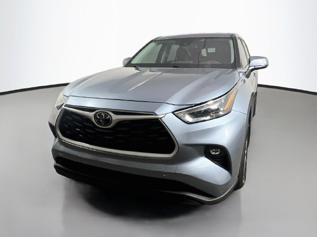 Used 2024 Toyota Highlander LE FWD image 5