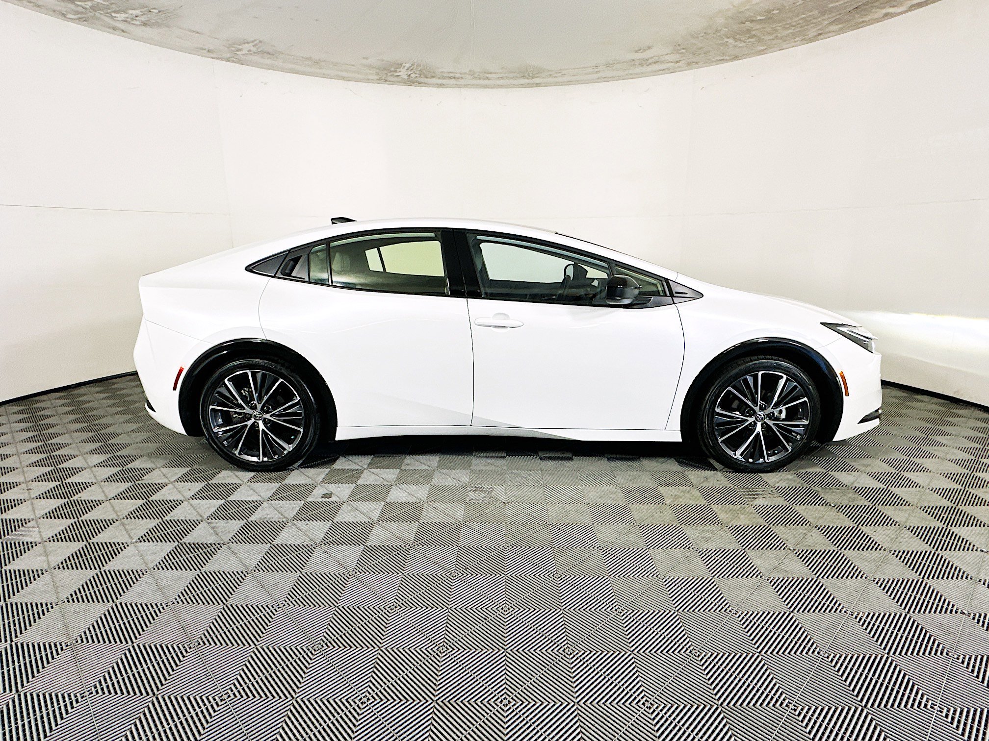 Used 2024 Toyota Prius Limited FWD image 2