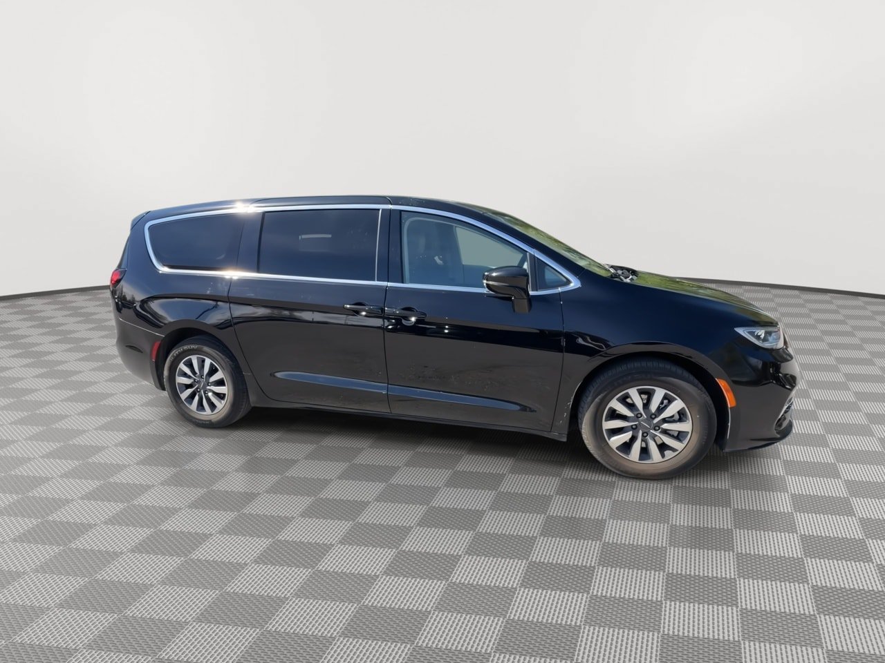 Used 2024 Chrysler Pacifica Limited FWD image 9