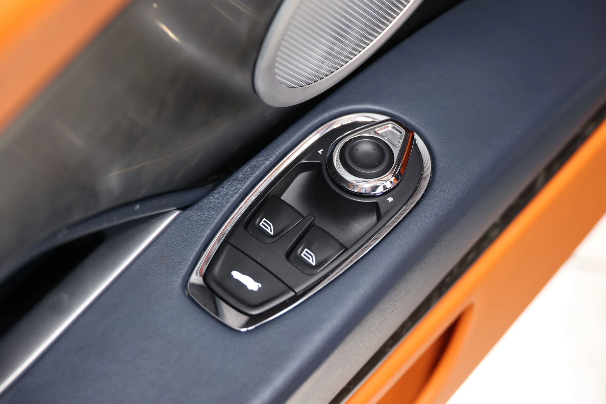 Used 2019 Aston Martin DB11 Volante RWD image 13