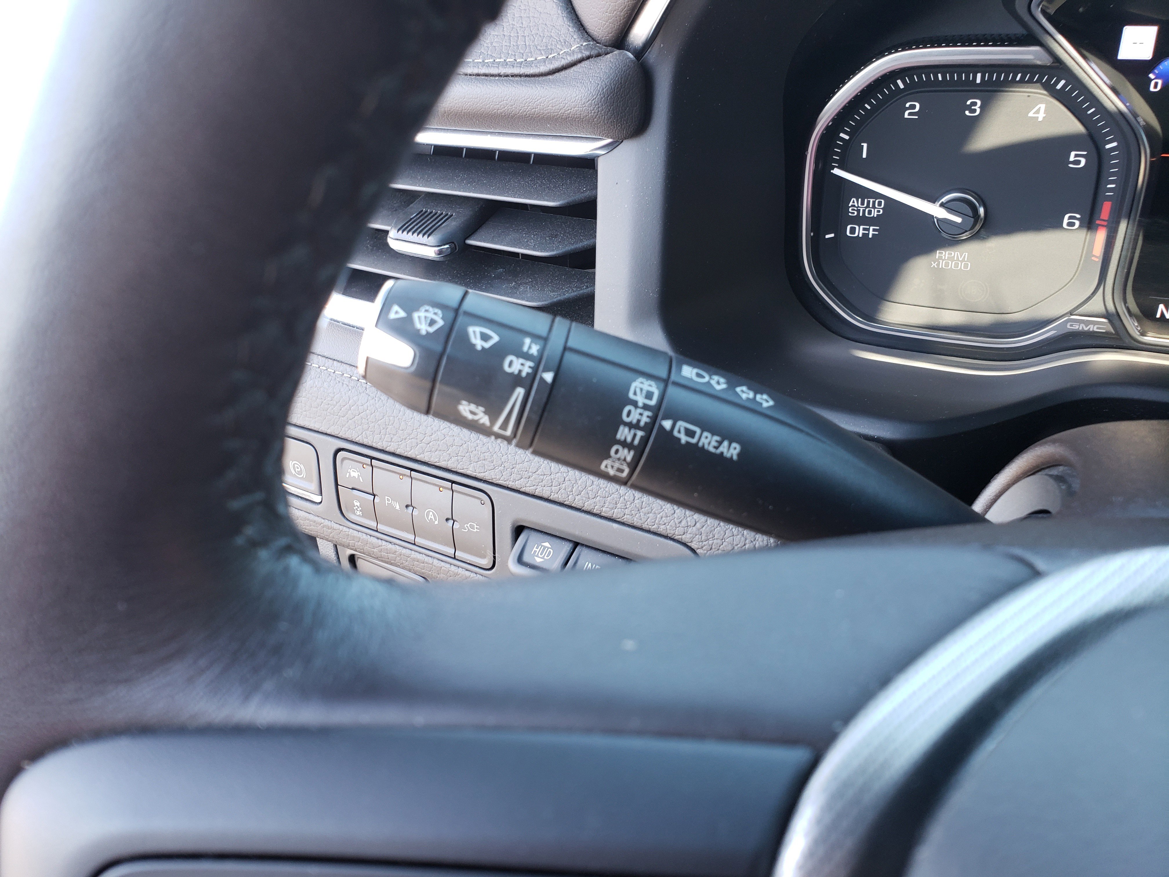 Used 2021 GMC Yukon Denali w/ Denali Premium Package image 18