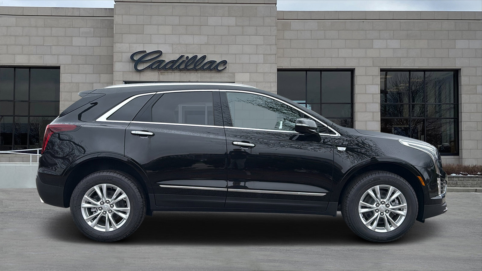 New 2025 Cadillac XT5 Luxury image 2