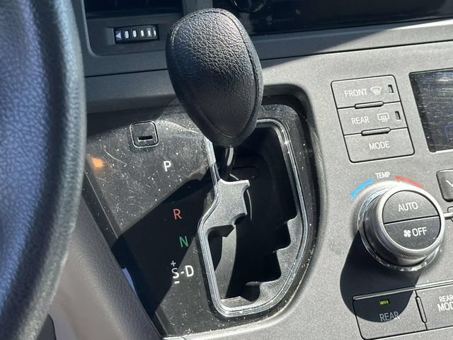 Used 2015 Toyota Sienna LE FWD image 23