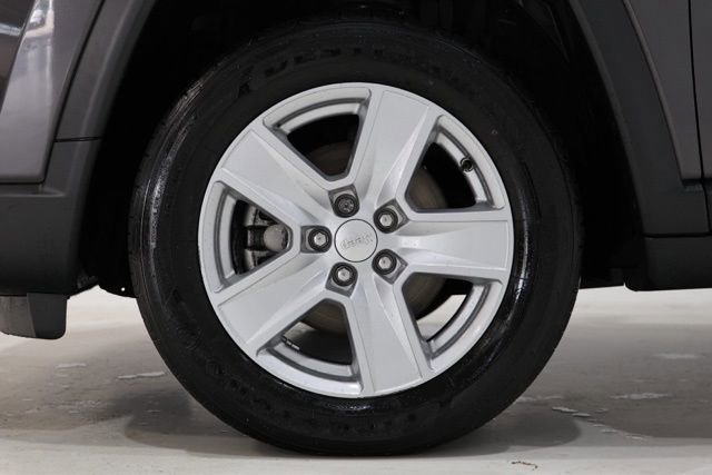 Used 2022 Jeep Compass Latitude w/ Sun and Sound Group AWD/4WD image 9