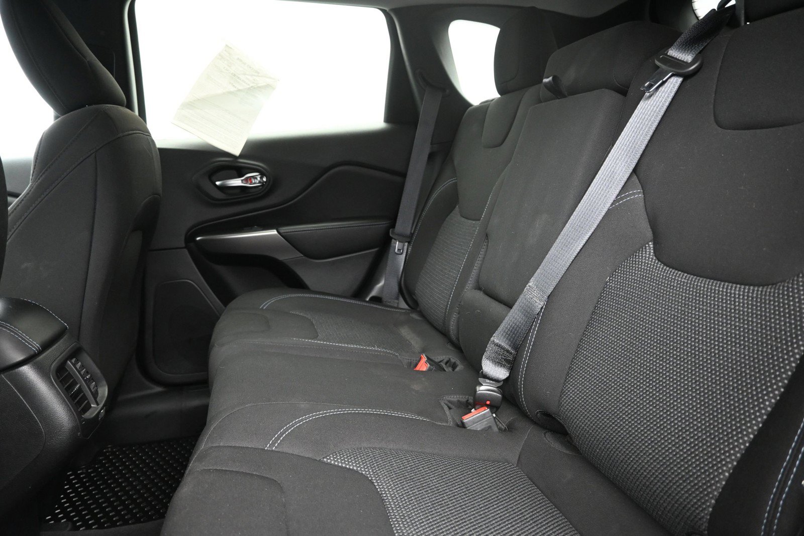 Used 2020 Jeep Cherokee Latitude w/ Cold Weather Group FWD image 22