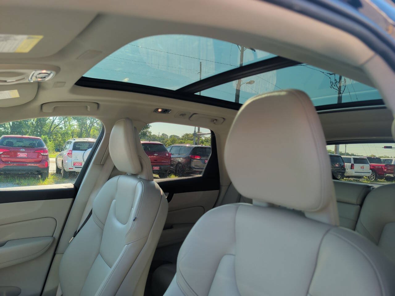 Used 2019 Volvo XC60 T5 Momentum w/ Premium Package AWD/4WD image 17