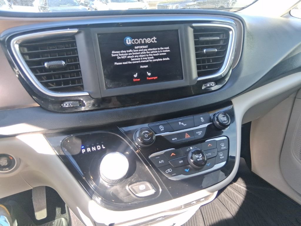 Used 2018 Chrysler Pacifica Touring-L FWD image 15