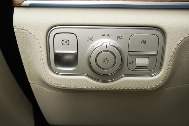 Used 2025 Mercedes-Benz GLS 580 4MATIC image 12