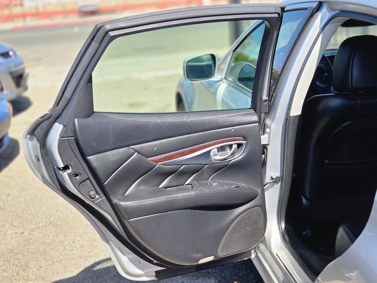 Used 2012 INFINITI M35 w/ Premium Pkg RWD image 27