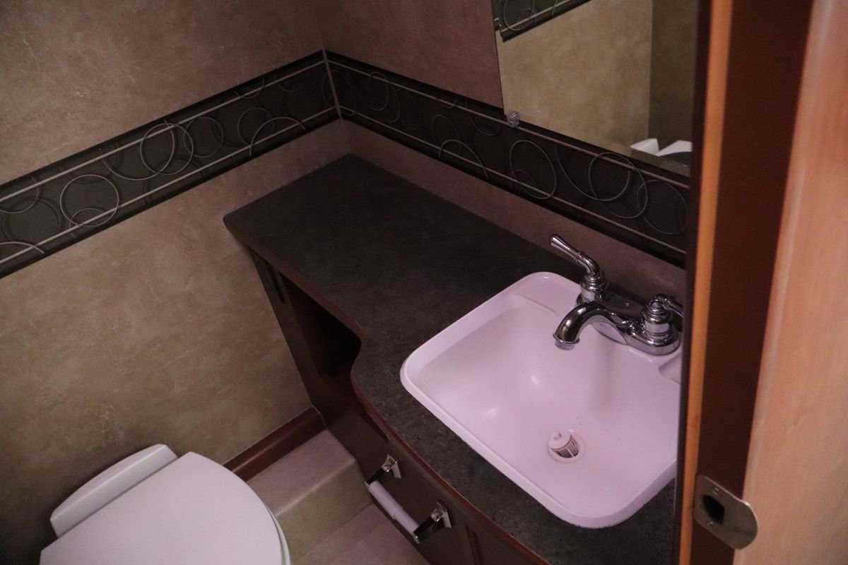 Used 2015 Ford E-450 and Econoline 450 Super Duty w/ Motorhome Prep Package image 44