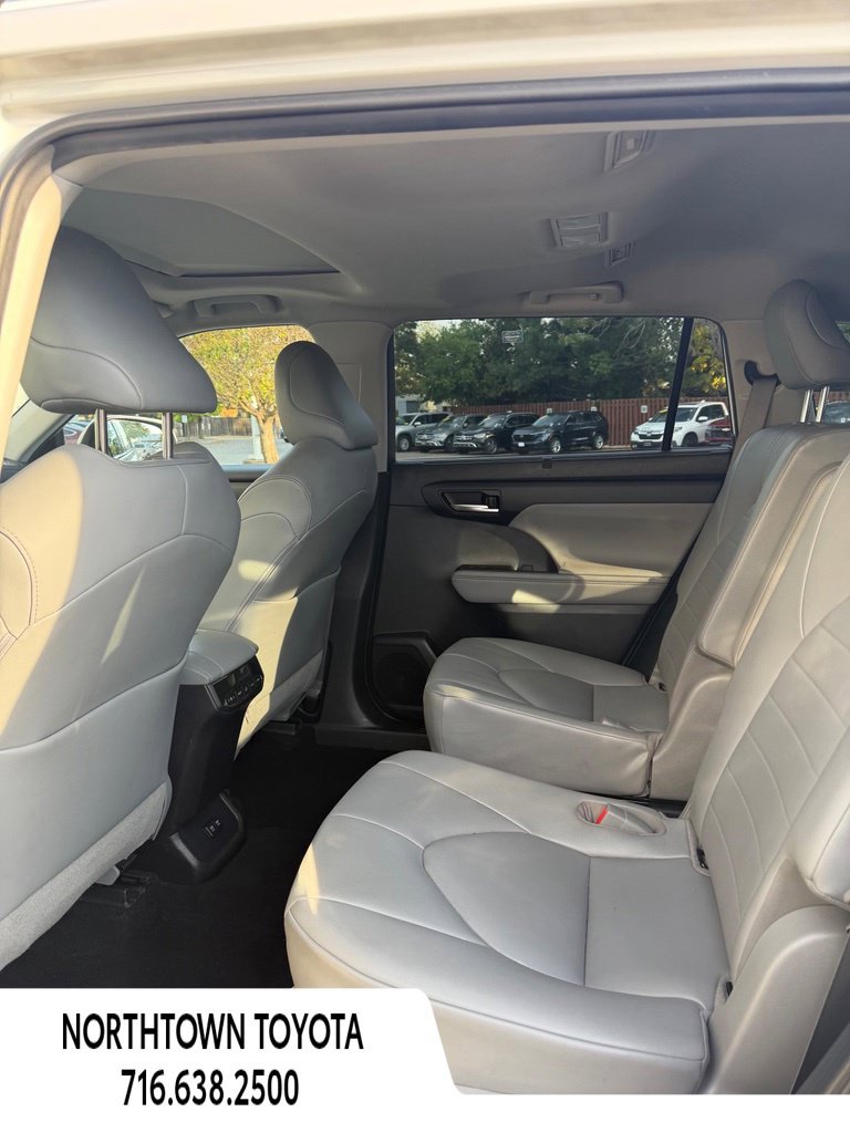 Used 2021 Toyota Highlander XLE FWD image 15
