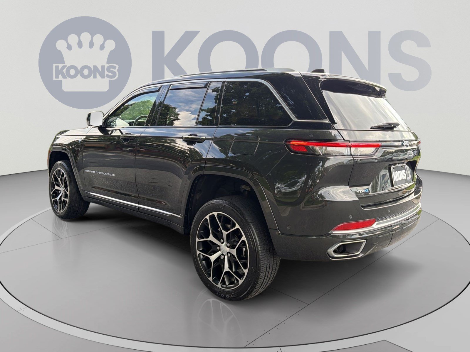 Used 2023 Jeep Grand Cherokee Summit AWD/4WD image 4
