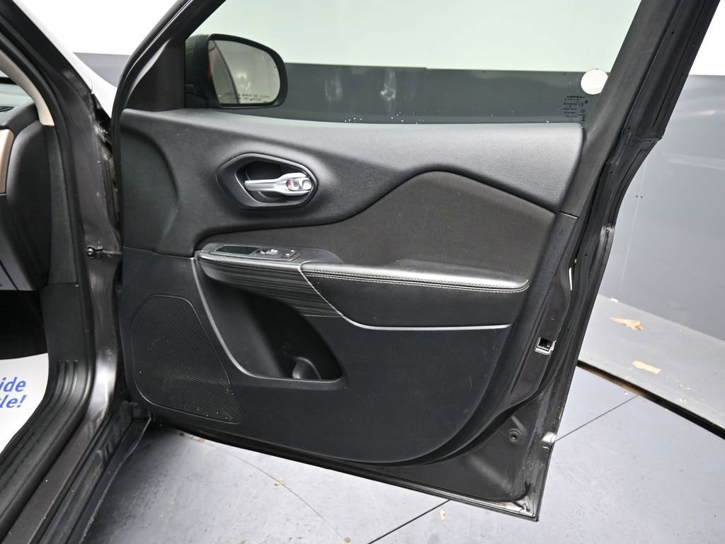 Used 2016 Jeep Cherokee Latitude image 16