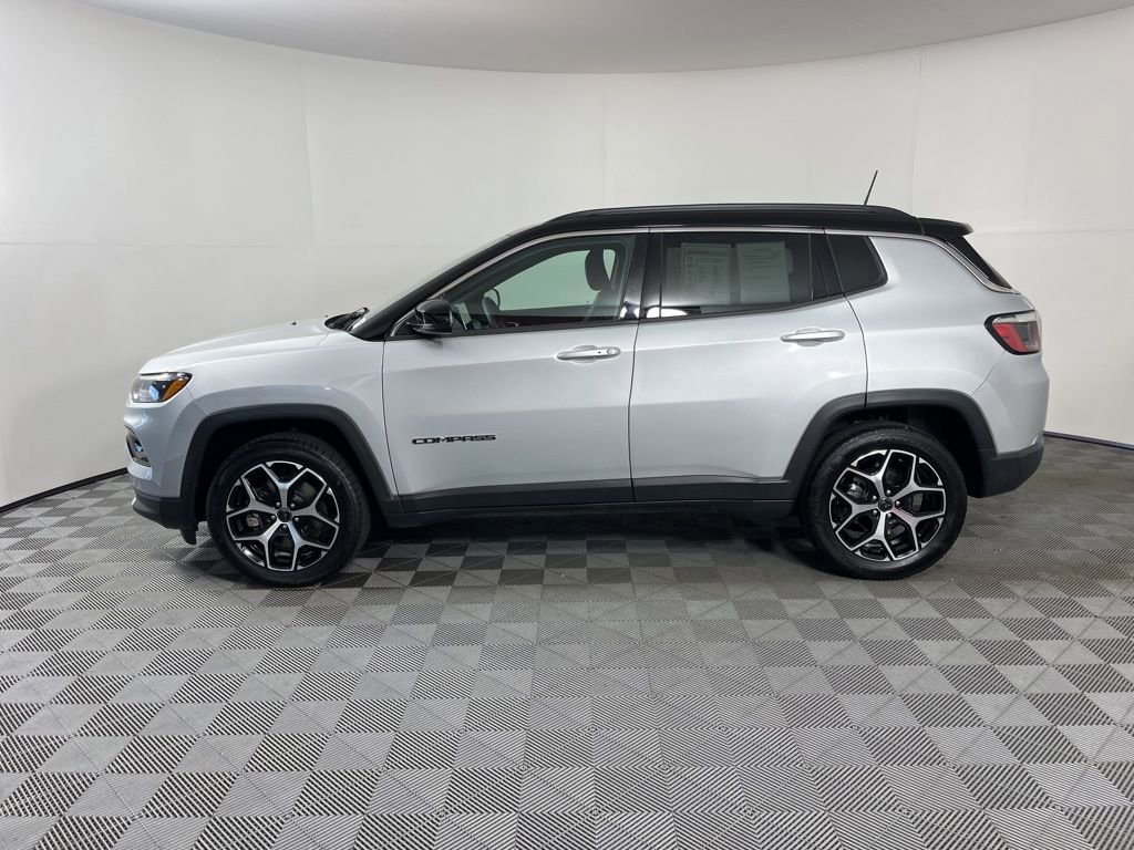 Used 2025 Jeep Compass Limited AWD/4WD image 2