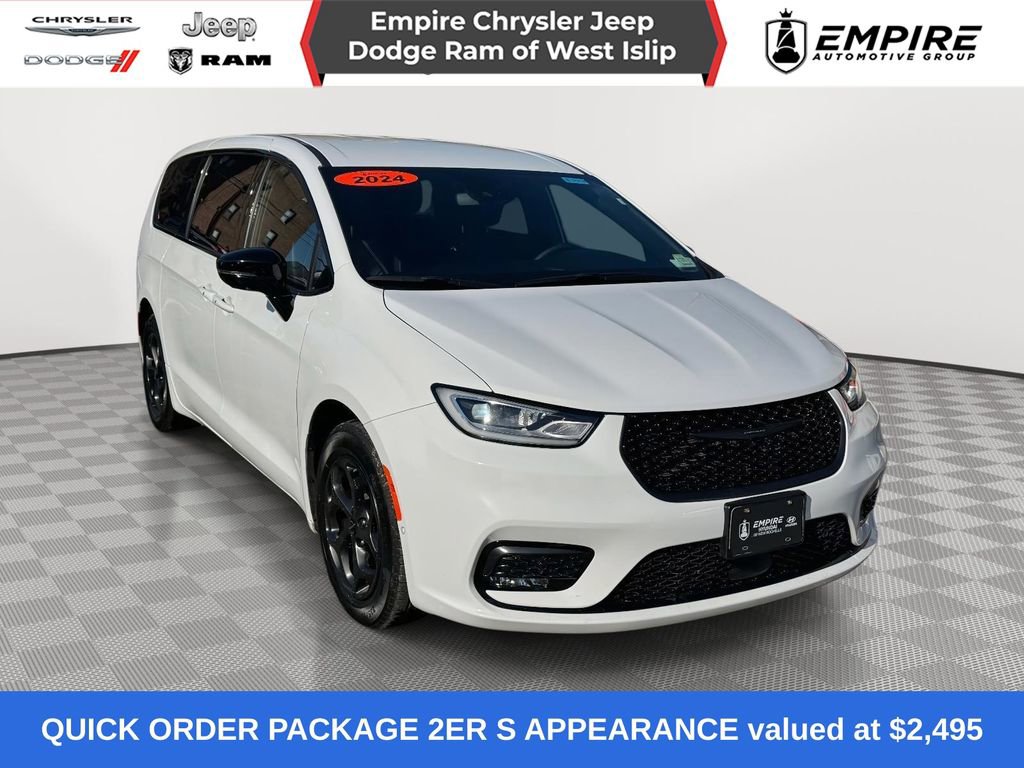 Used 2024 Chrysler Pacifica Limited FWD image 1