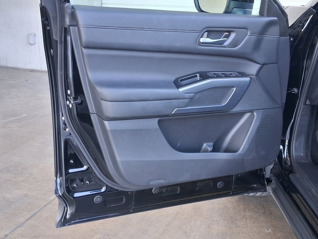 Used 2025 Nissan Pathfinder SL FWD image 16