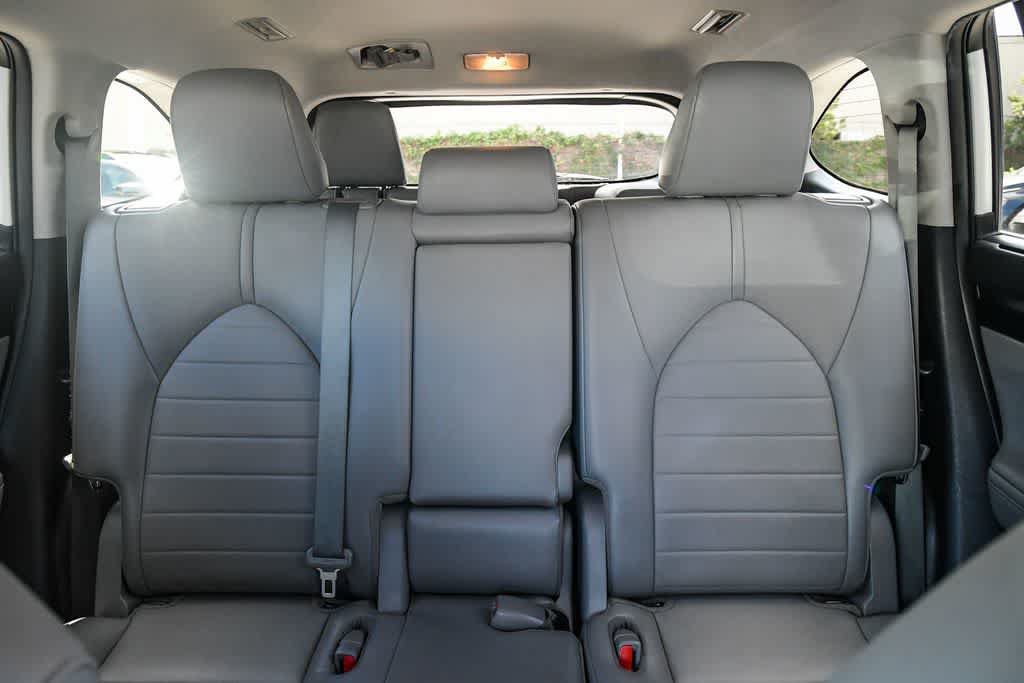 Used 2021 Toyota Highlander XLE FWD image 17