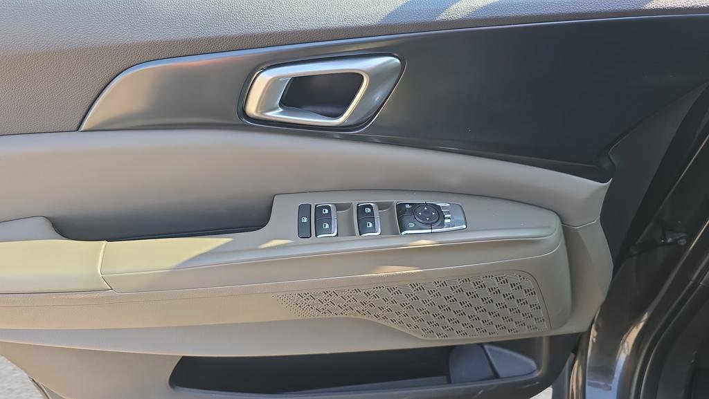 Used 2025 Kia Carnival FWD image 30