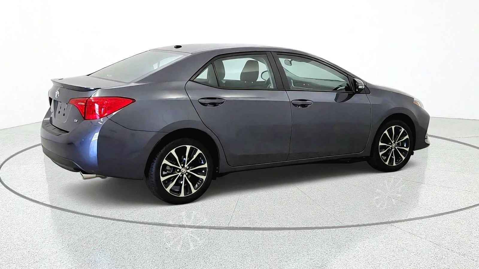 Used 2018 Toyota Corolla SE w/ SE Premium Package FWD image 9