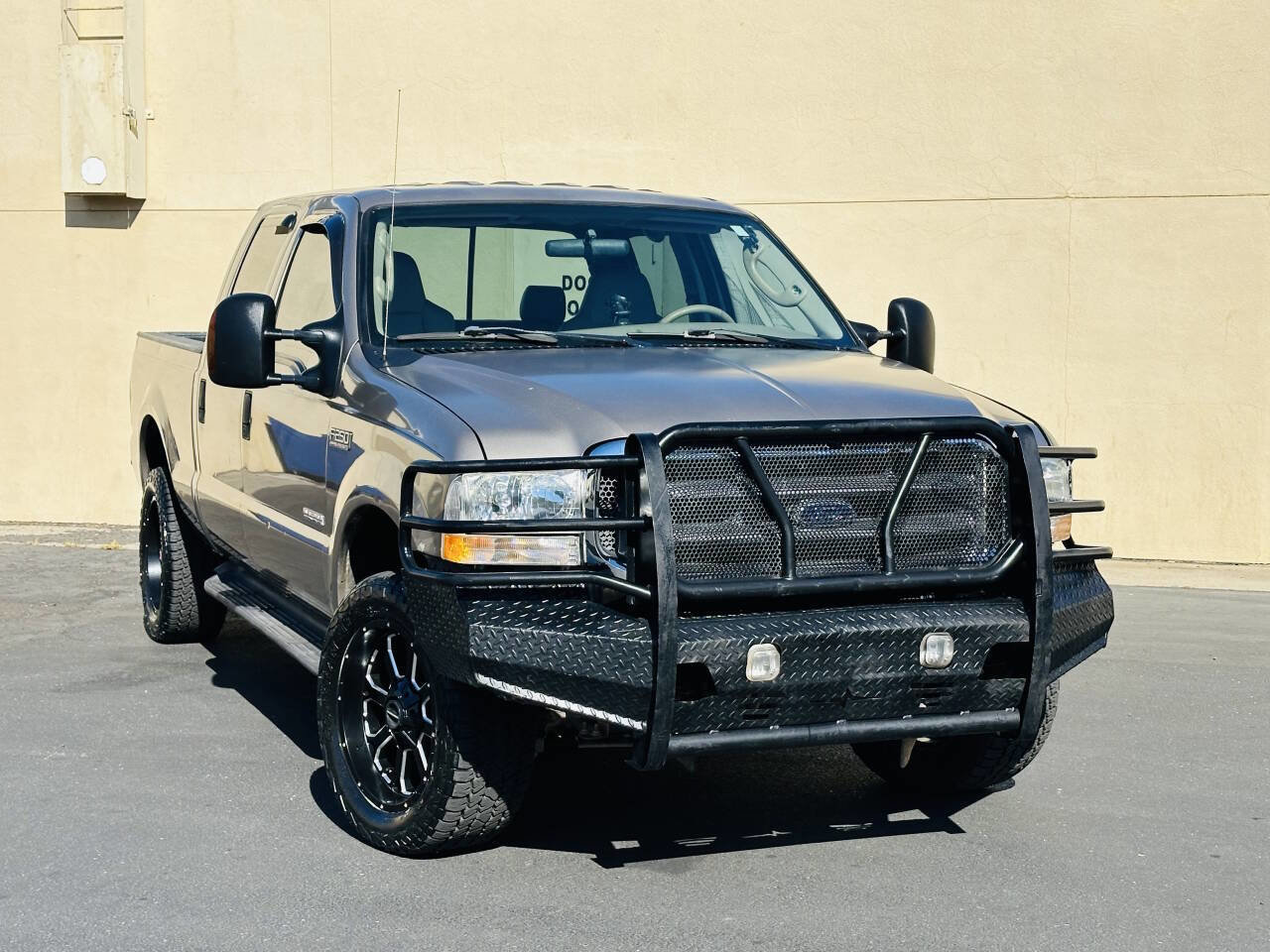 Used 2004 Ford F250 Lariat image 1