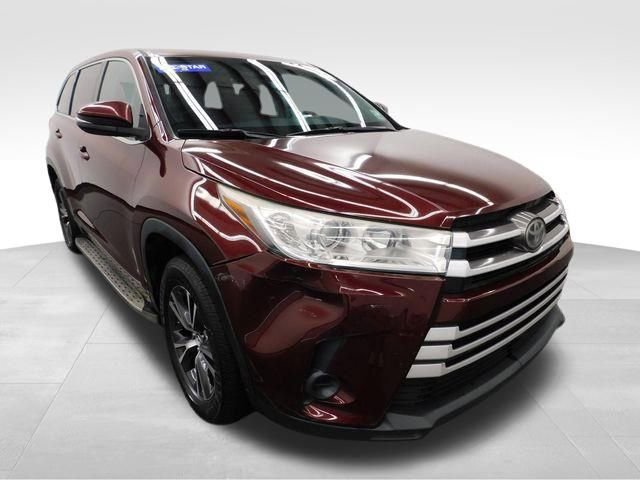 Used 2017 Toyota Highlander LE image 2