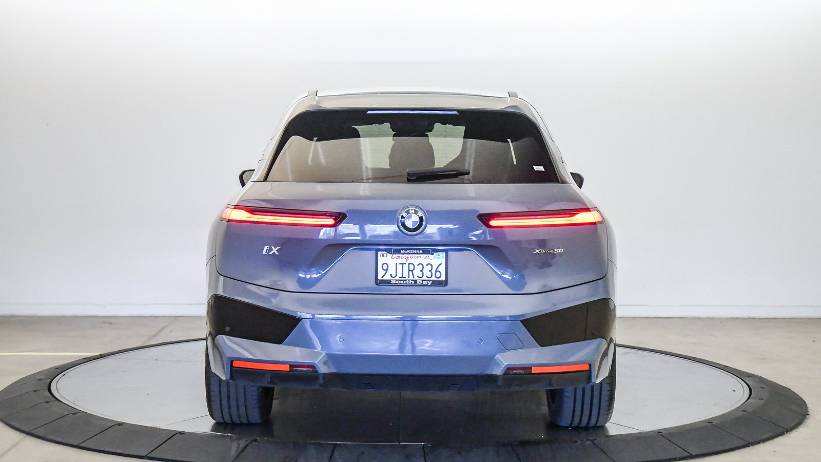 Used 2024 BMW iX xDrive50 w/ Sport Package AWD/4WD image 3