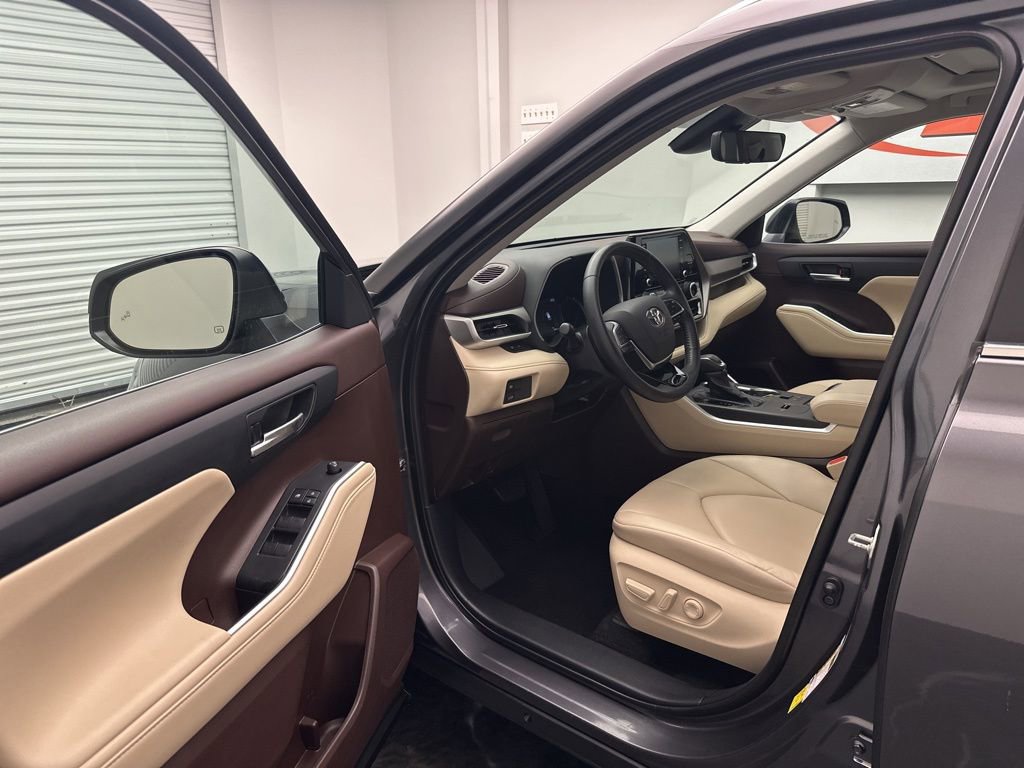 Used 2021 Toyota Highlander XLE image 5