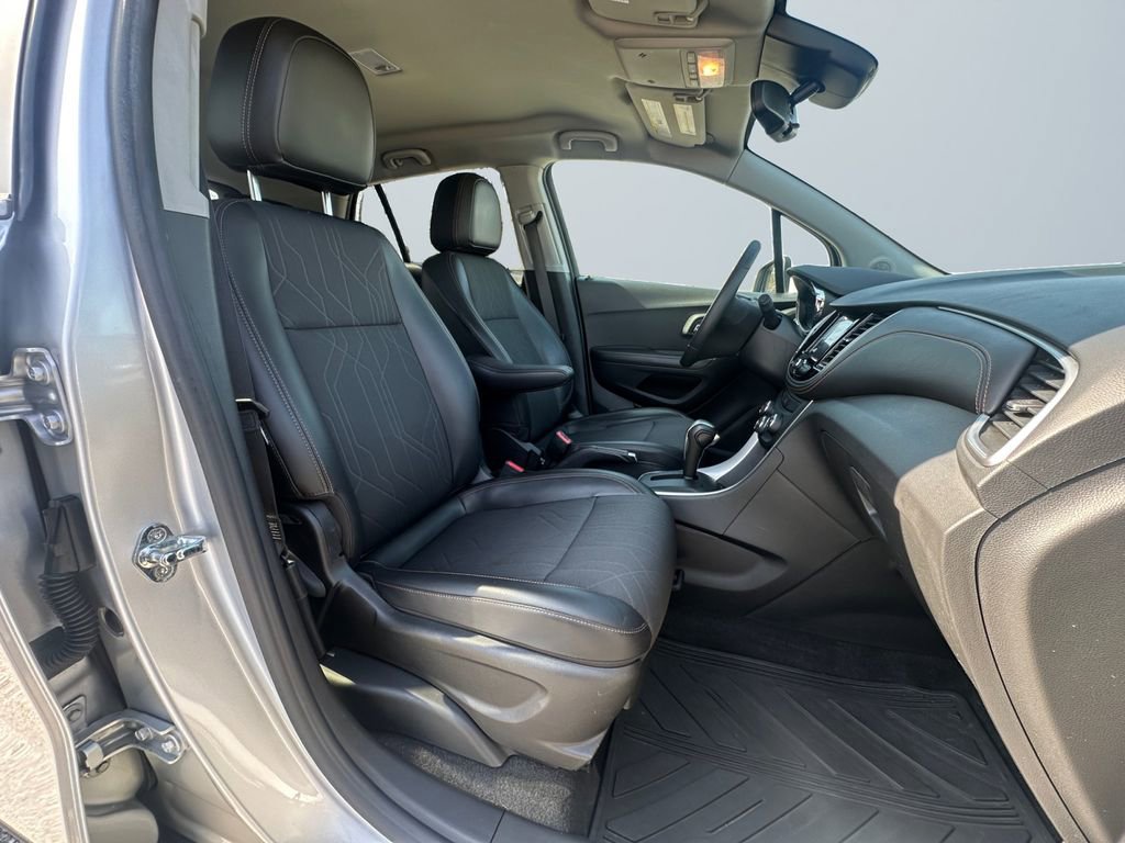 Used 2020 Chevrolet Trax LT w/ LT Convenience Package image 15