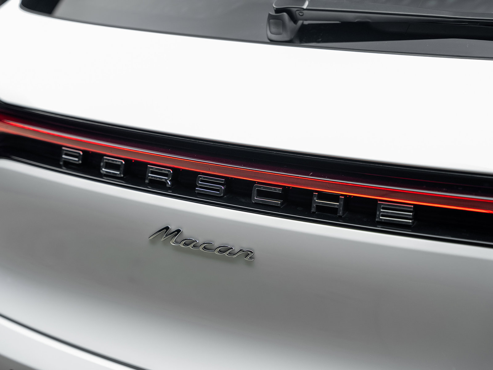 Used 2025 Porsche Macan AWD/4WD image 15