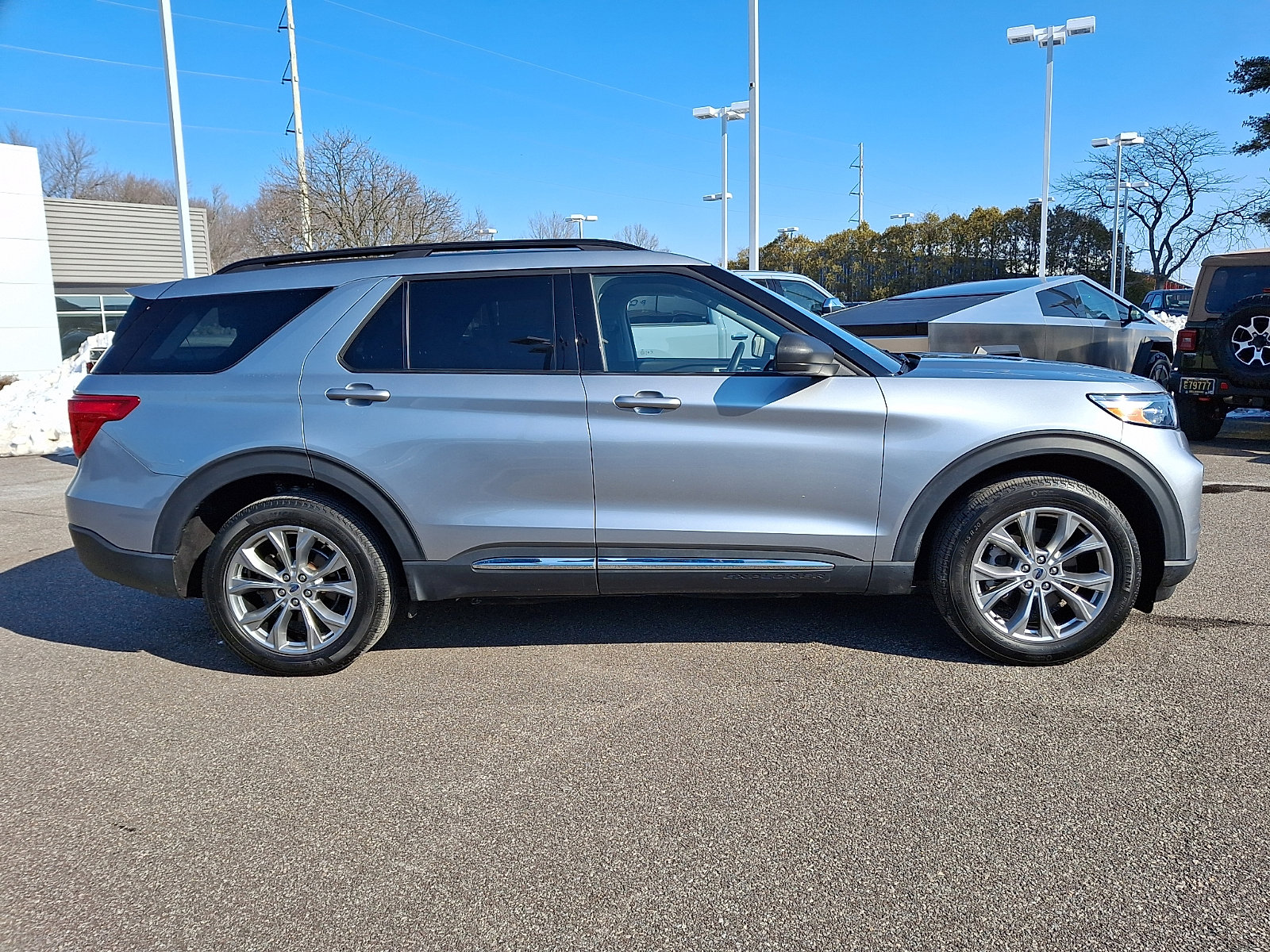 Certified 2022 Ford Explorer XLT w/ Equipment Group 202A image 12