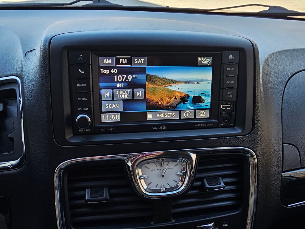 Used 2016 Chrysler Town & Country Touring image 10